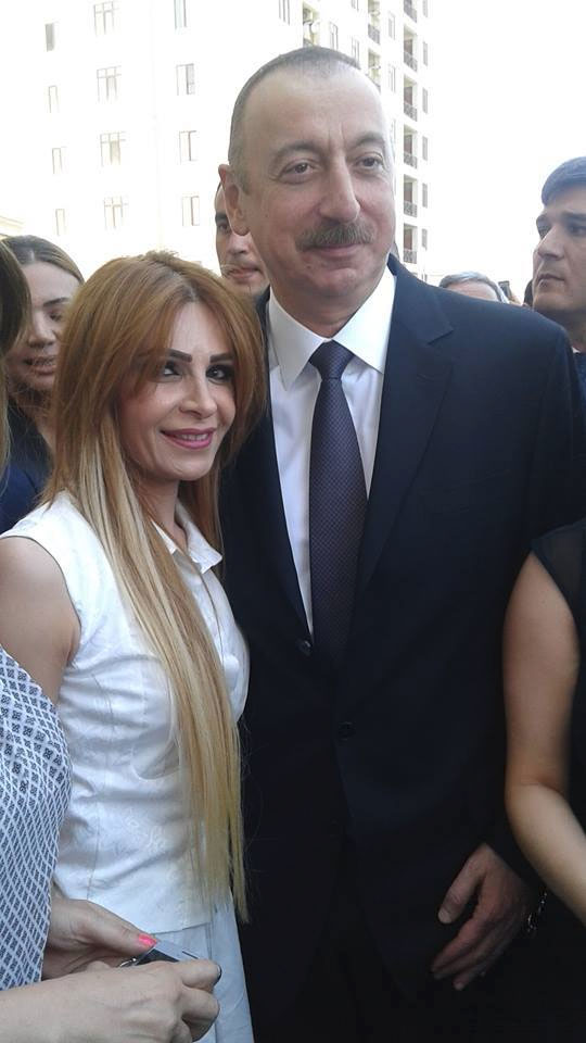 Prezident jurnalistlərlə selfi etdi (FOTOLAR)
