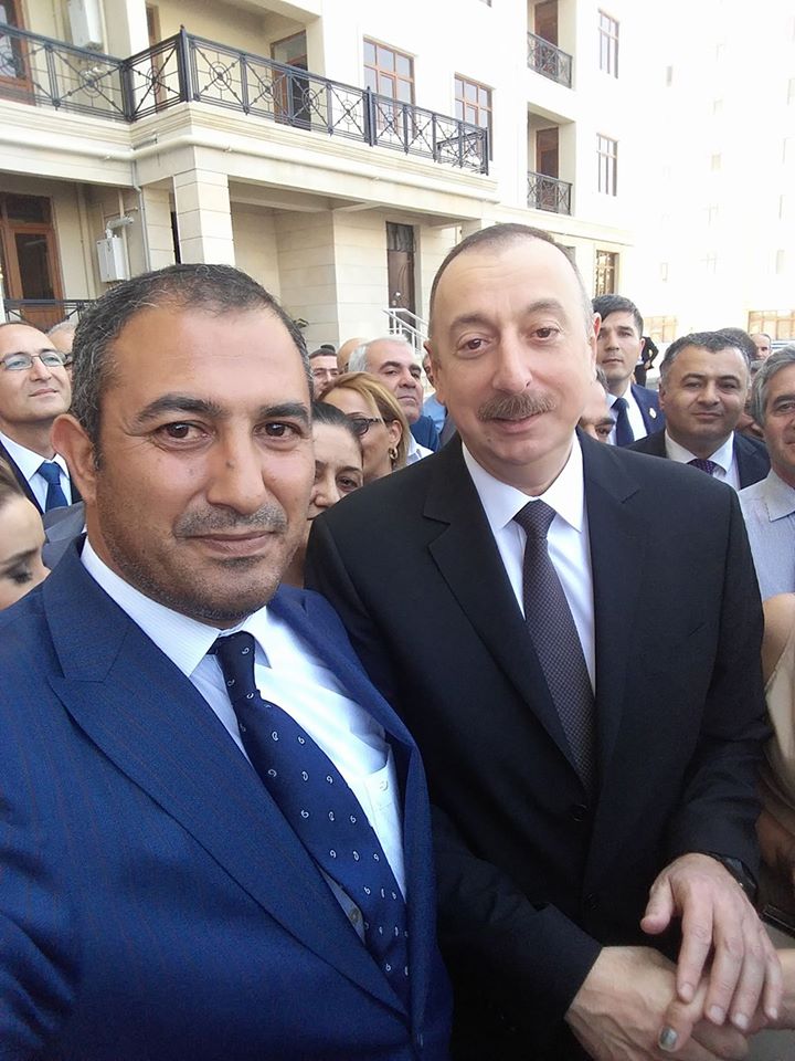 Prezident jurnalistlərlə selfi etdi (FOTOLAR)