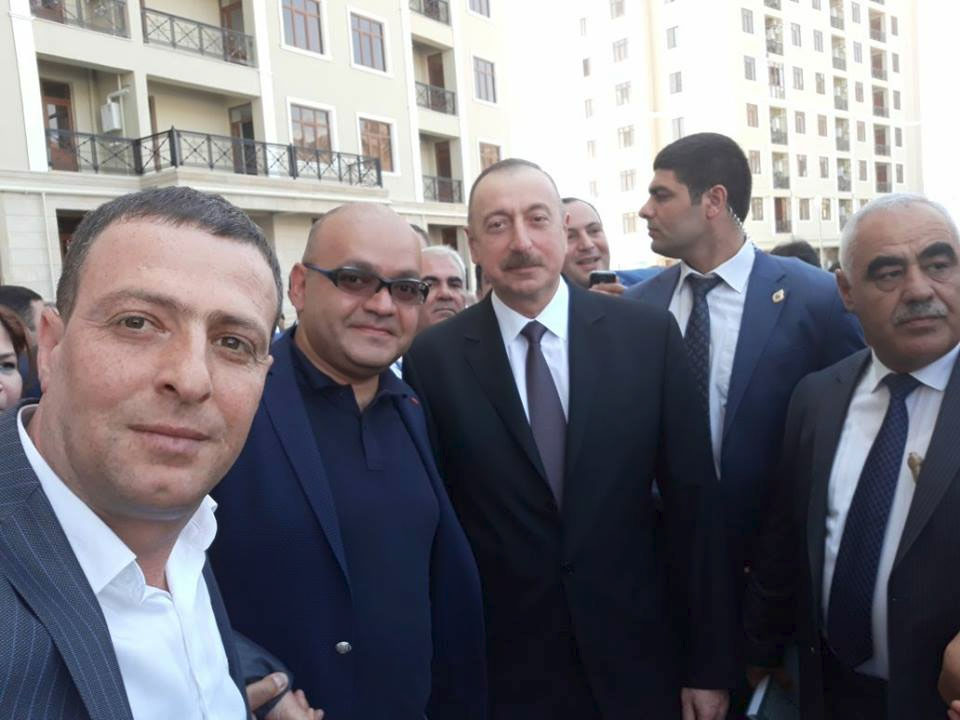 Prezident jurnalistlərlə selfi etdi (FOTOLAR)