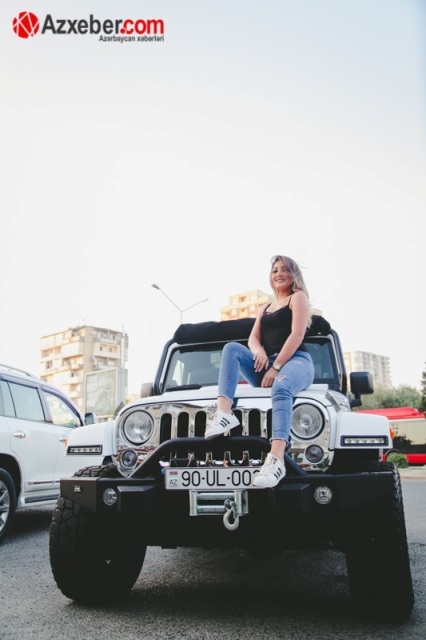 Həsən tanınmış modelə 60 minlik avtomobil hədiyyə etdi - FOTOLAR