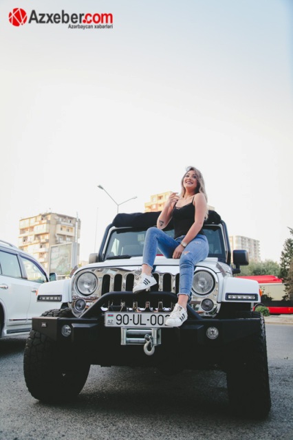 Həsən tanınmış modelə 60 minlik avtomobil hədiyyə etdi - FOTOLAR