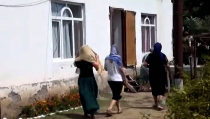 “Elə bil, bizi kimsə yatızdırdı...” – Mələyin öldürüldüyü evdən REPORTAJ (FOTOLAR)