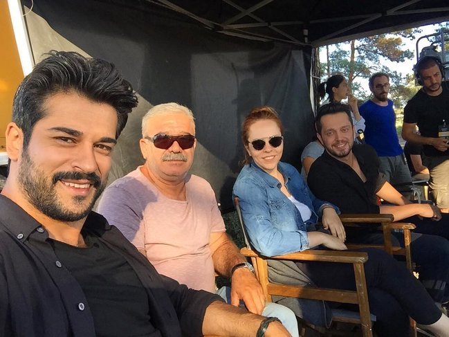 Burak Özçivit ATASINA iş tapıb - FOTOLAR