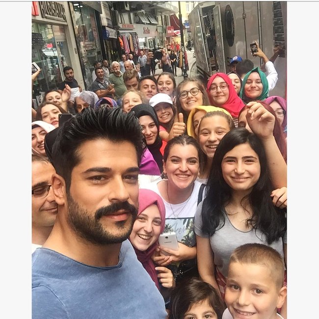 Burak Özçivit ATASINA iş tapıb - FOTOLAR