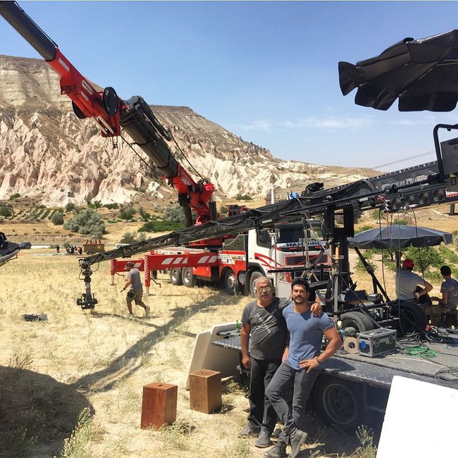 Burak Özçivit ATASINA iş tapıb - FOTOLAR