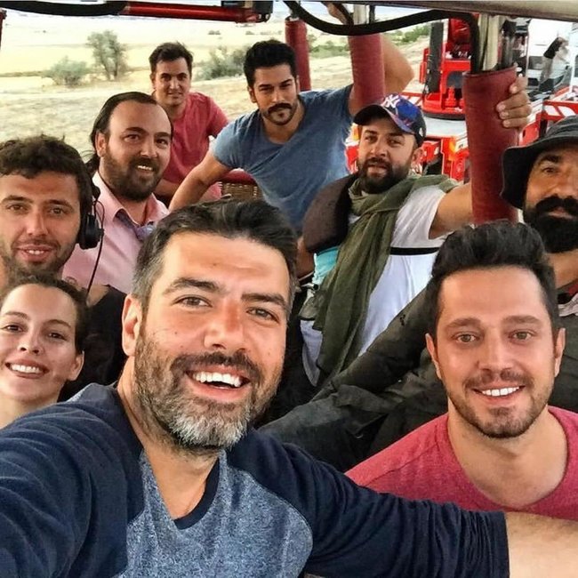 Burak Özçivit ATASINA iş tapıb - FOTOLAR