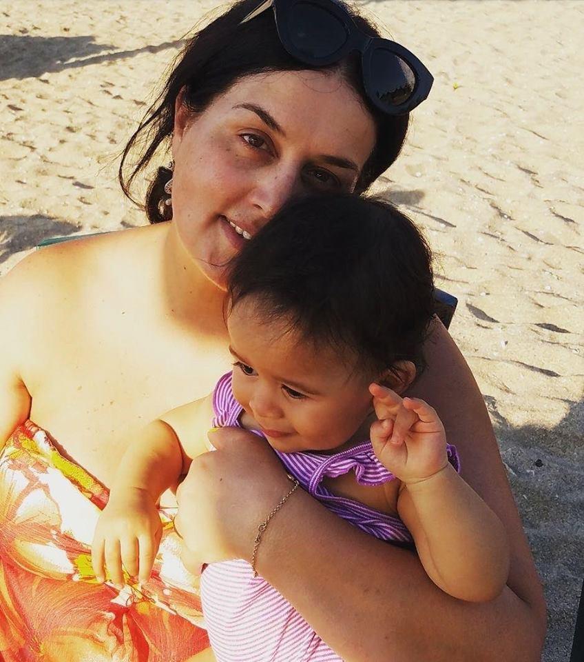 Elza Seyidcahan ailəsi ilə birgə çimərlikdə - FOTO