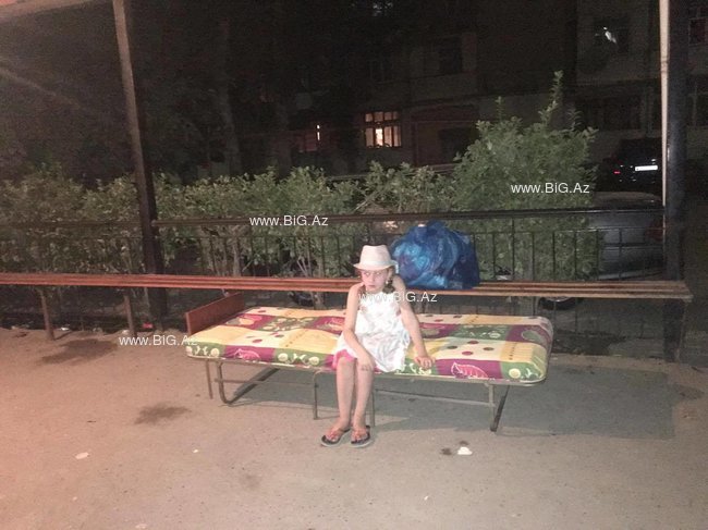 Azərbaycanda ərindən boşanan qadını EVDƏN ATDILAR: Azyaşlı qızı ilə KÜÇƏDƏ YATIR - FOTO+VİDEO