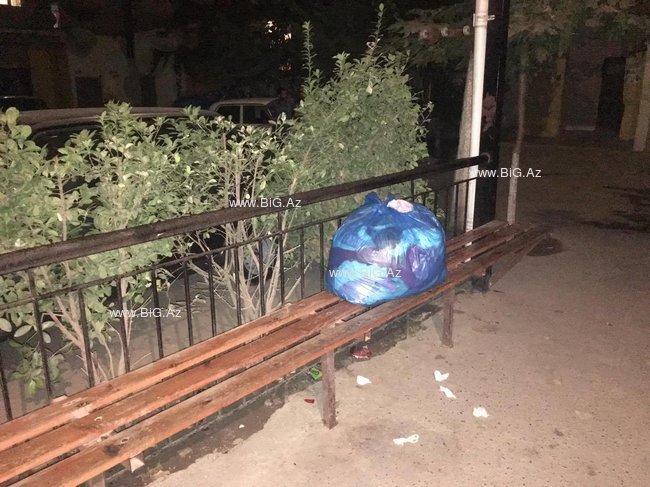 Azərbaycanda ərindən boşanan qadını EVDƏN ATDILAR: Azyaşlı qızı ilə KÜÇƏDƏ YATIR - FOTO+VİDEO