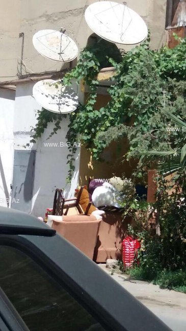 Azərbaycanda ərindən boşanan qadını EVDƏN ATDILAR: Azyaşlı qızı ilə KÜÇƏDƏ YATIR - FOTO+VİDEO