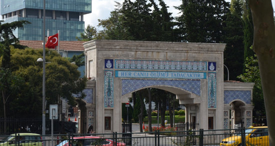 DƏHŞƏT! Qəbiristanlıqda qızı zorlamaq istədi və... - FOTOLAR