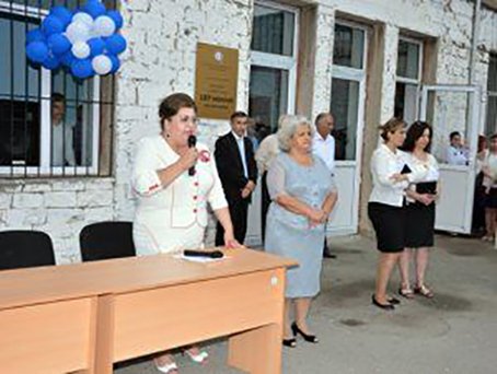 Kriminal jarqonla danışan məktəb direktoruna məxsusluğu bildirilən malikanələr
