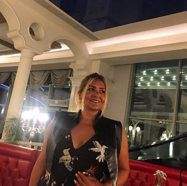 50 yaşlı xalq artistimiz dekolte geyindi, olanlar oldu - FOTOLAR