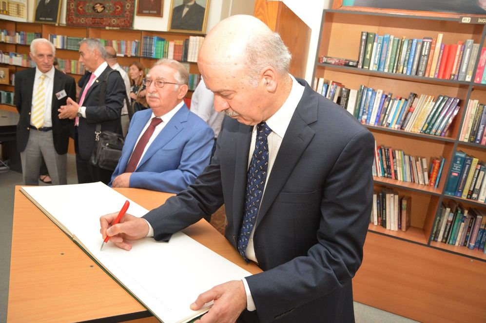 Kanadanın Ontario əyalətində tədqiqatlar, innovasiya və elm naziri Reza Moridi Odlar Yurdu Universitetində olub