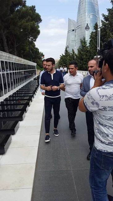Tanınmış Türkiyəli müğənni şəhidlər xiyabanını ZİYARƏT EDİB - FOTOLAR