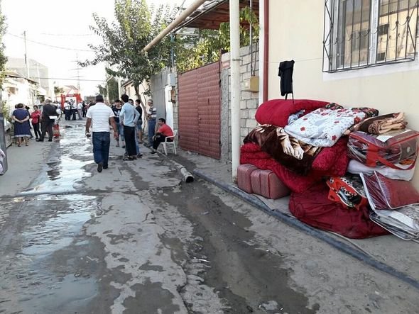 Bakıda DƏHŞƏTLİ YANĞIN: Əhali küçədə qaldı - FOTOLAR