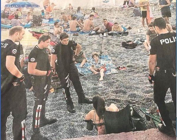 Bu da oldu! Polis çimərlik geyimindəki xanıma tələb qoydu: Geyiminizi geyinin - FOTO