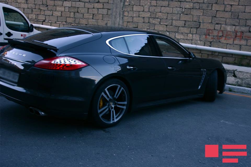 Damlanın mebel salonuna sahib sevgilisi ona verdiyi "Porche"ni əlindən aldı - FOTOLAR