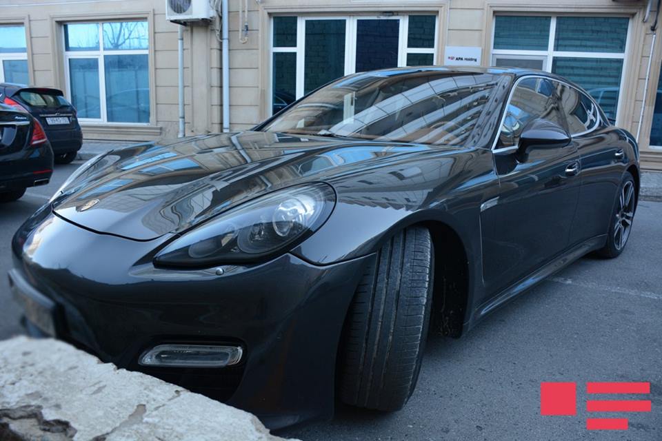 Damlanın mebel salonuna sahib sevgilisi ona verdiyi "Porche"ni əlindən aldı - FOTOLAR