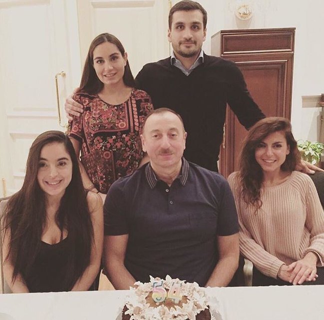 Leyla və Arzu Əliyevalar evlərində - Fotolar