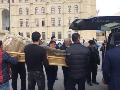 SON DƏQİQƏ! Lütfi Zadənin cənazəsinin görüntüləri yayıldı - FOTOLAR