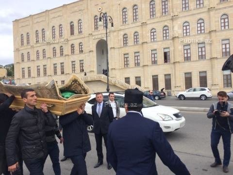 SON DƏQİQƏ! Lütfi Zadənin cənazəsinin görüntüləri yayıldı - FOTOLAR