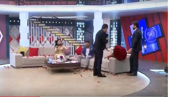 Aparıcı Zaurdan canlı yayımda daha bir həddini aşan addım - Məşhur müğənnimizi zorla... - VİDEO
