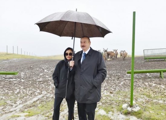 İlham Əliyev xanımı ilə təndir çörəyi yedi - FOTOLAR