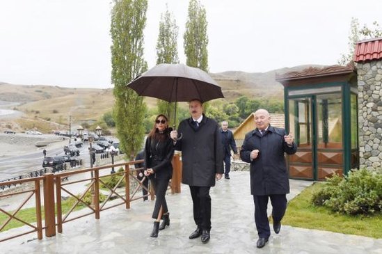 İlham Əliyev xanımı ilə təndir çörəyi yedi - FOTOLAR