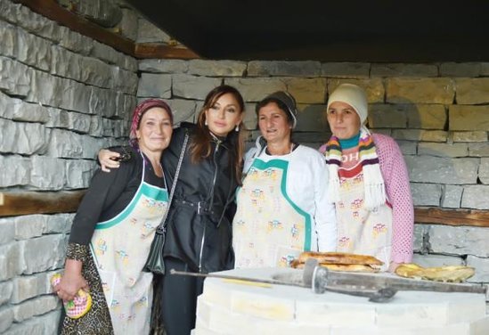 İlham Əliyev xanımı ilə təndir çörəyi yedi - FOTOLAR