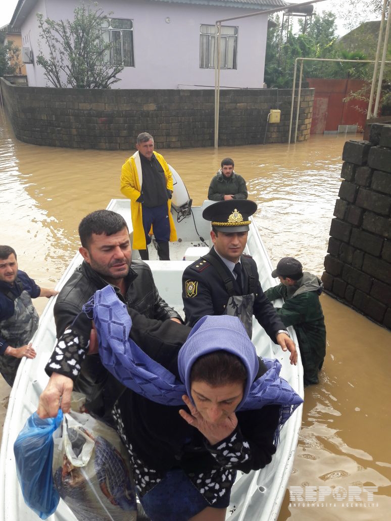 Dünya mətbuatı azərbaycanlı polis zabitindən danışır - FOTOLAR