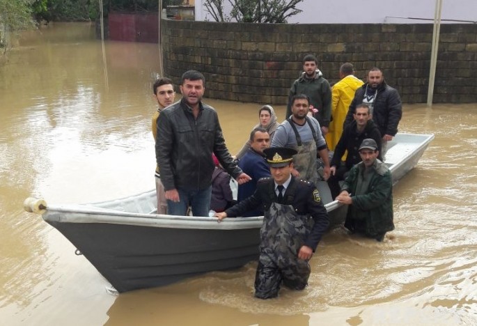 Dünya mətbuatı azərbaycanlı polis zabitindən danışır - FOTOLAR