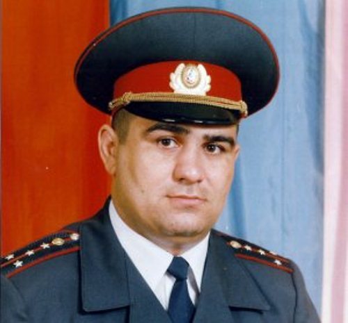 Prezidentin mühafizəçisi olmuş keçmiş polis rəisi bıçaqlandı - FOTO