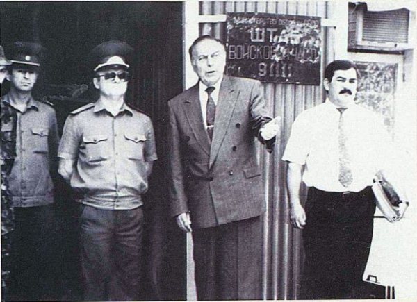 Prezidentin mühafizəçisi olmuş keçmiş polis rəisi bıçaqlandı - FOTO