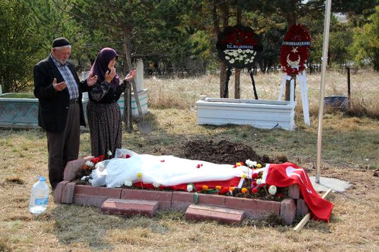8 gün evlilik yaşayan şəhid həyat yoldaşının gəlinliyi ilə dəfnə aparıldı - VİDEO
