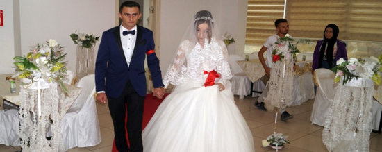 8 gün evlilik yaşayan şəhid həyat yoldaşının gəlinliyi ilə dəfnə aparıldı - VİDEO