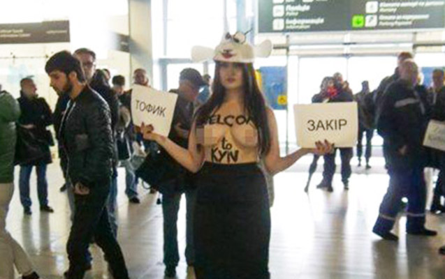 Kievdə çılpaq qadın bakılı sərnişinləri qarşıladı - “Buta Airways"in təhqiredici reklamına görə (FOTO)