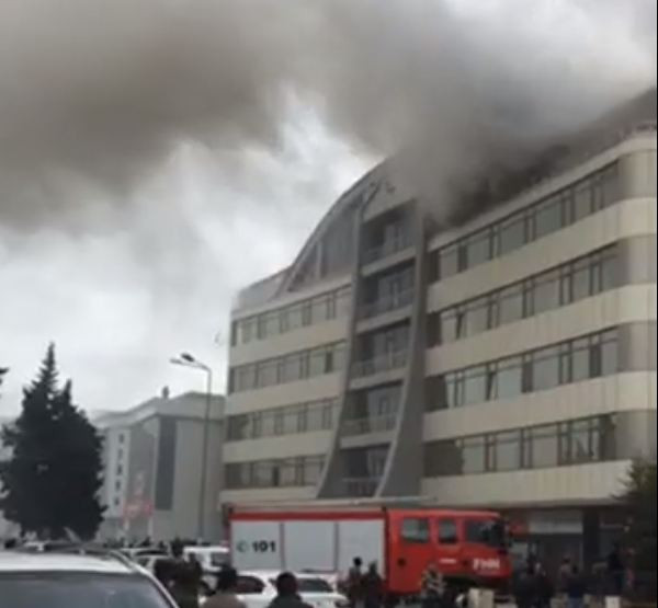 Bakıda biznes mərkəzi yanır (FOTO)