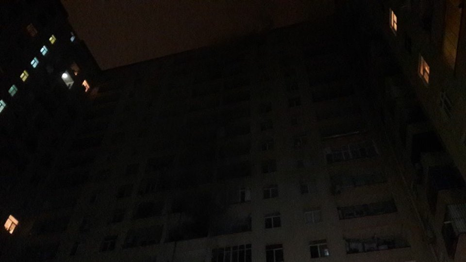 Bakıda güclü yanğın: Sakinlər binada qalıb (FOTOLAR)