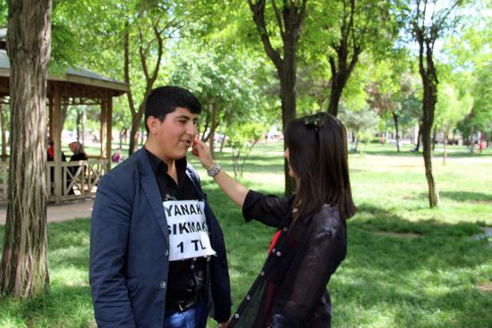 Bu oğlan pul müqabilində görün nə işlə məşğul olur - FOTO