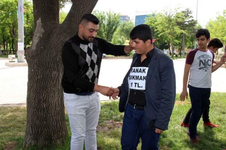 Bu oğlan pul müqabilində görün nə işlə məşğul olur - FOTO