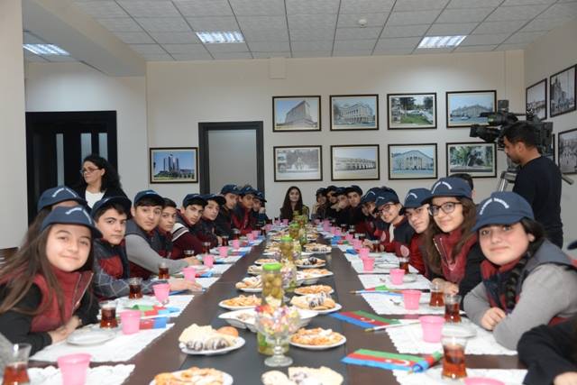 “Ölkəmizi tanıyaq” tur-aksiyası çərçivəsində cənub bölgəsindən səfərdən qayıdan Nəsimi məktəbliləri təəssüratlarını bölüşdülər