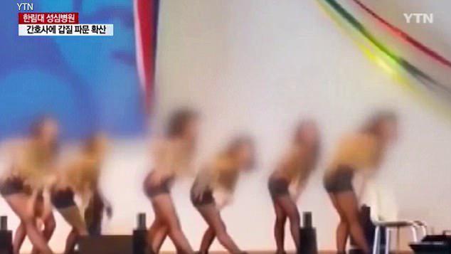 Tıbb bacıları məmurlar üçün səhnədə çılpaq rəqs etdi, ölkədə qalmaqal qopdu - FOTO