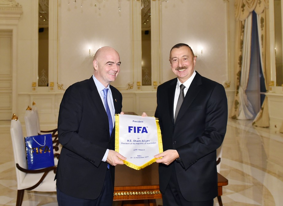 FIFA prezidenti İlham Əliyevə "10 nömrə"ni hədiyyə etdi - FOTOLAR