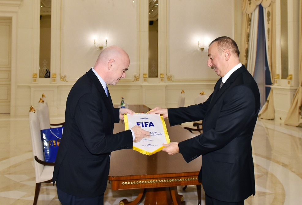 FIFA prezidenti İlham Əliyevə "10 nömrə"ni hədiyyə etdi - FOTOLAR