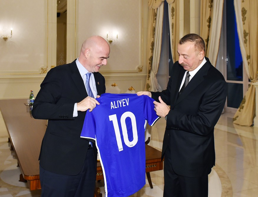 FIFA prezidenti İlham Əliyevə "10 nömrə"ni hədiyyə etdi - FOTOLAR