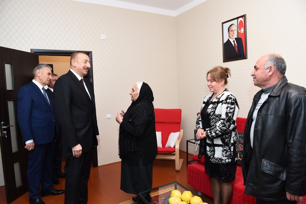 İlham Əliyev köçkün ailəsində - FOTOLAR