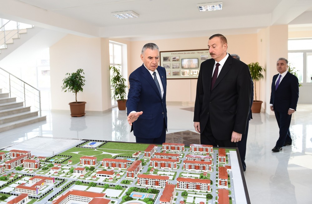 İlham Əliyev köçkün ailəsində - FOTOLAR