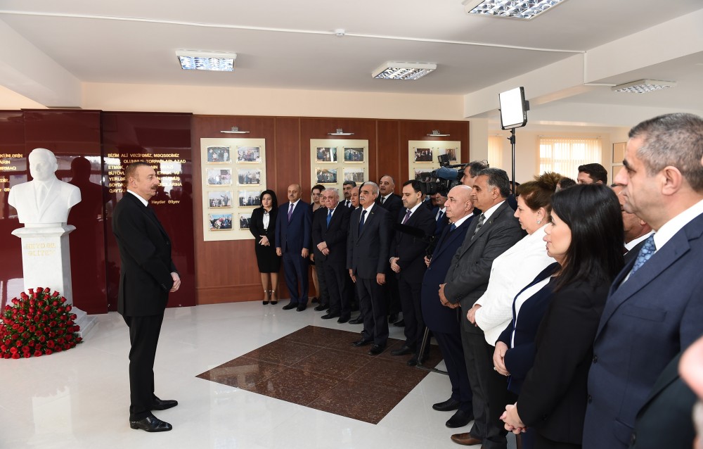 İlham Əliyev köçkün ailəsində - FOTOLAR