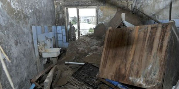 Bakıda tikilməkdə olan bina uçdu (FOTOLAR)